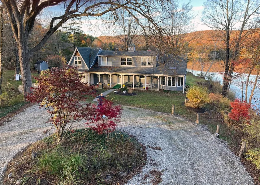 Your own private lake + beach, boats & game room! - Image 1