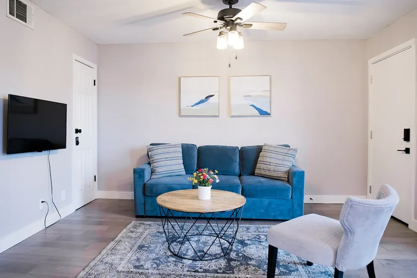Bright & Airy SoCo Retreat ~ Queen Bed ~ Parking! - Image 1
