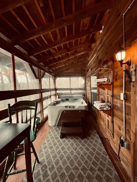 Honey Bear Acres / HOT TUB / Sleeps 4 - Image 1