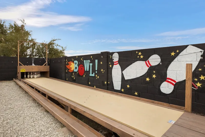 Lux Fun Zone Home - Sleeps 16 - Image 1