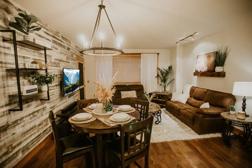 Savor Dining & Leisure at Montagne Moderne Retreat - Image 1