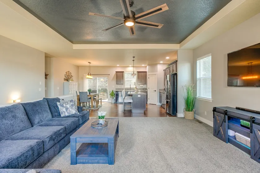 West Hills Getaway - prime location, amazing views - Image 1
