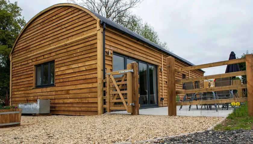 Luxury Barn Conversion with Hot Tub- 'Blackbird' - Image 1