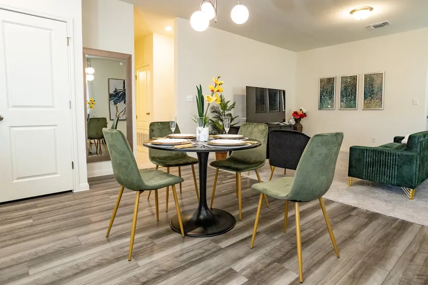 Lavishly Decorated 3-Bedroom Home Near Samsung Taylor with King-Sized Bed - Image 1
