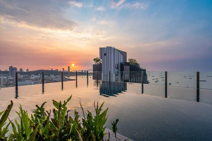 [THE BASE] Superb rooftop pool with street view in the heart of Pattaya! 5 min walk to the beach! - Image 1