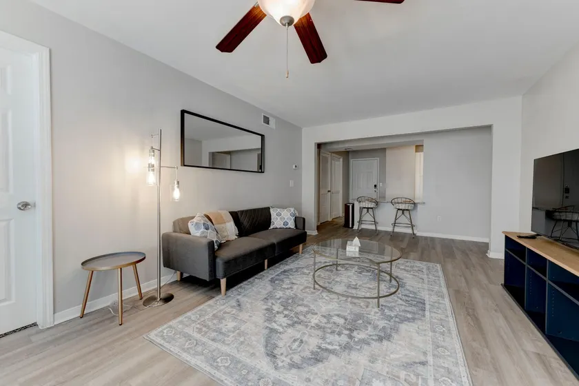 Spacious apt w/ pool & hot tub near Zilker Park - Image 1