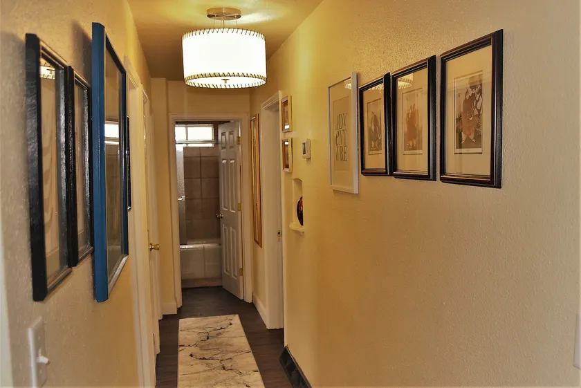 Riverside Gateway Retreat Bright 3BR Free Parking - Image 1