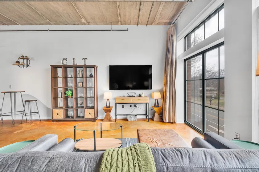 Charming 1BR Condo > Full Kitchen > Uptown Living - Image 1