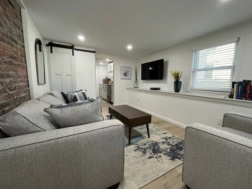 Renovated 2 Bedroom Apartment in Heart of Village - Image 1
