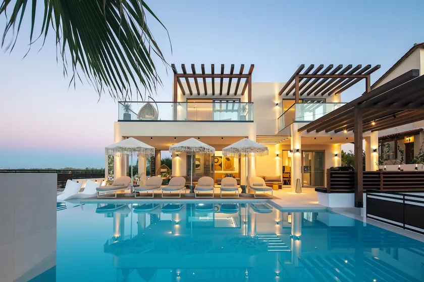 Macaw Luxury Residence, daily housekeeping included! - Image 1