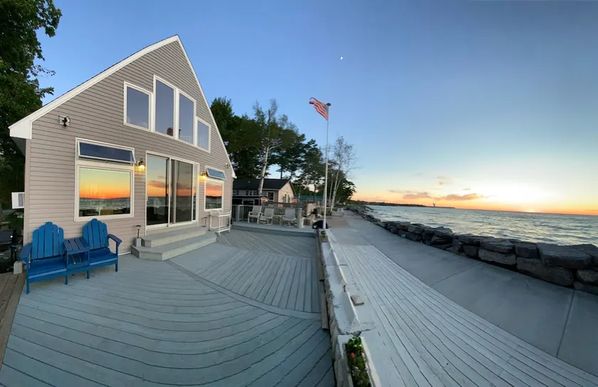Paradise on Lake Ont. 3 BDR Home - Image 1