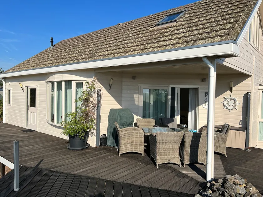 Cottage right on the lake - Image 1