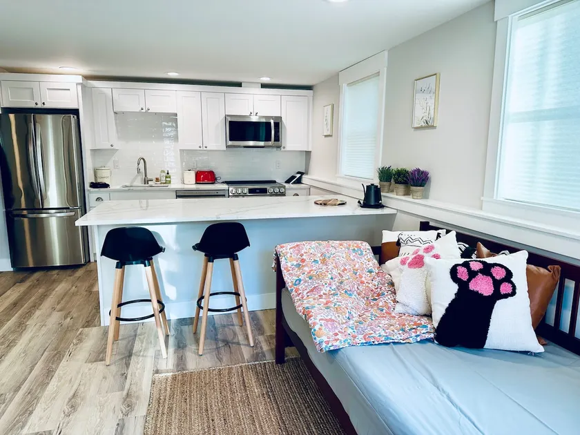 Green Lake Private Suite w/ Parking & No Stairs - Image 1
