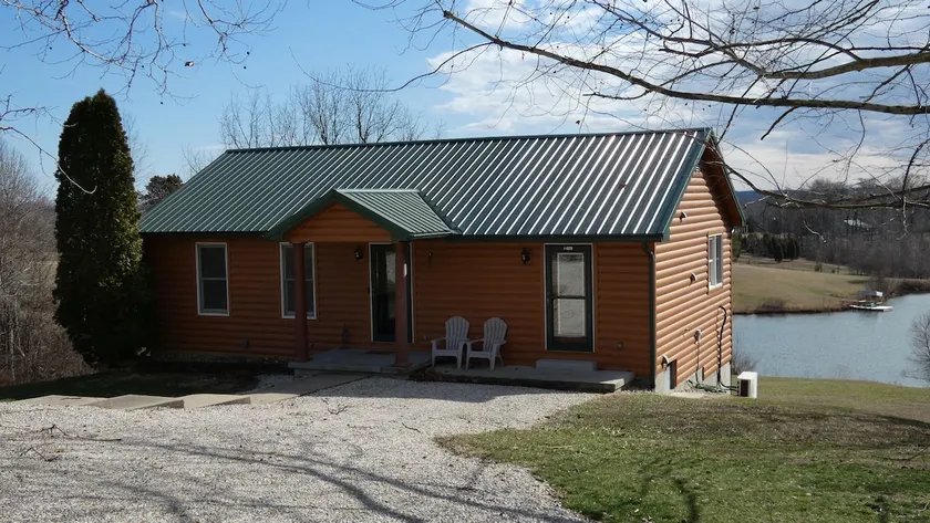 Quiet, Cozy Paoli Cabin Overlooking a Nice Pond - Image 1