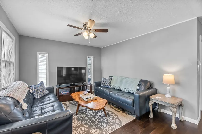 3 Bed Home - Deck & Fenced-In Back Yard - Sleeps 8 - Image 1