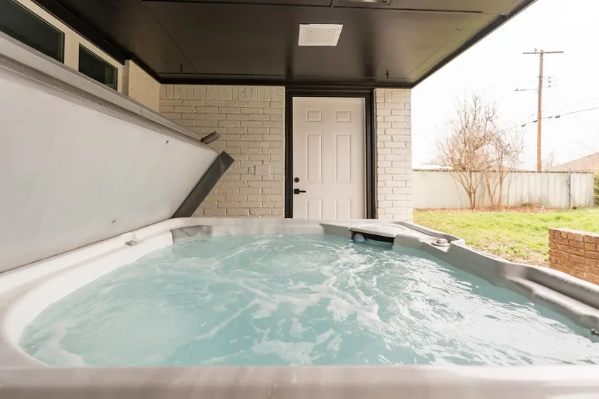 6 min to Airport | HOT TUB | POOL TABLE | Arcade - Image 1