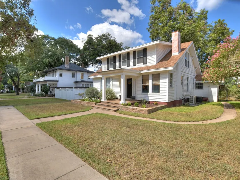 The Retreat on Mills Street-Downtown Smithville - Image 1