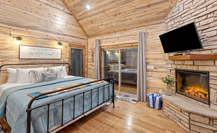 Just Chillin' - Romantic Luxury, Arcade, Outdoor Amenities, Hot Tub - Image 1