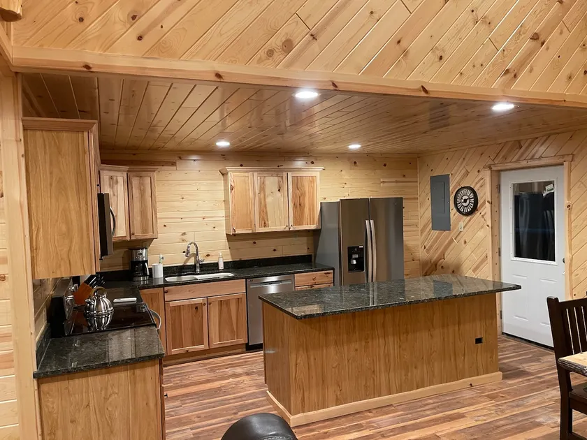 hangar cabin at breezy point airport - Image 1