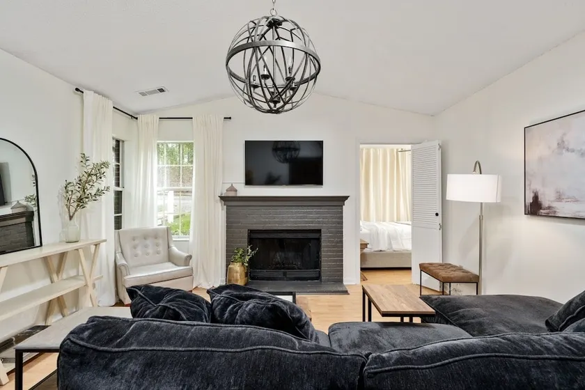Relaxing, Neutral Comfort Near Everything! - Image 1