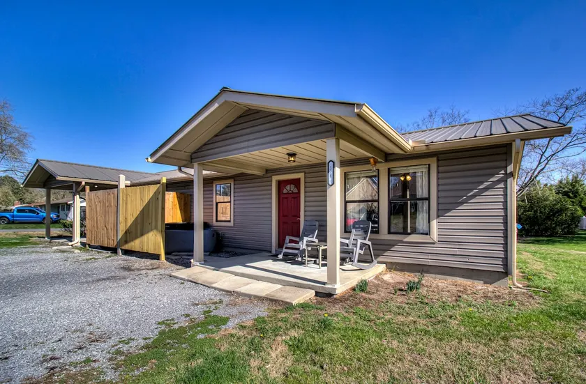 Jaxon's Mountain River Retreat w/Hot Tub, Arcade, 2 King Beds, Leather Recliners - Image 1