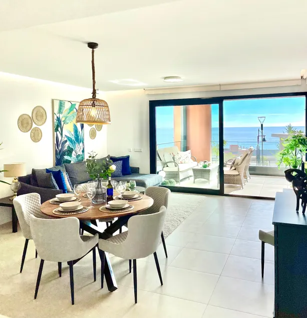 Luxury 3 Bedroom Apartment 300m from the Beach - Image 1