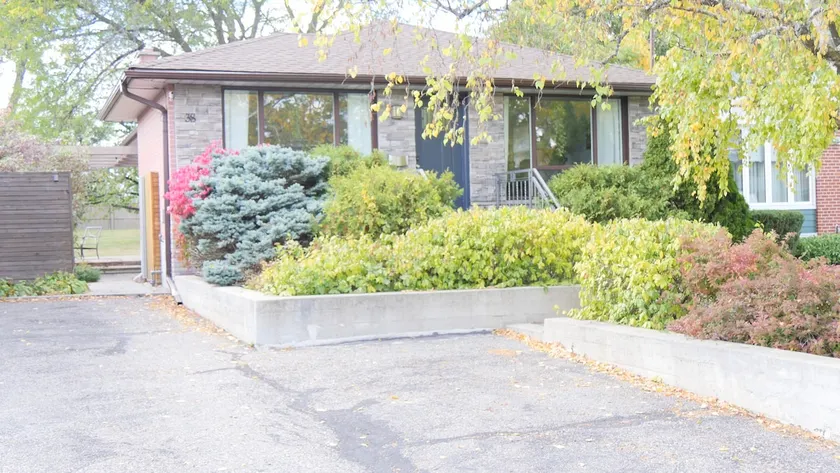 Richview Gardens Suite, Cozy 3 Bdr, free parking - Image 1