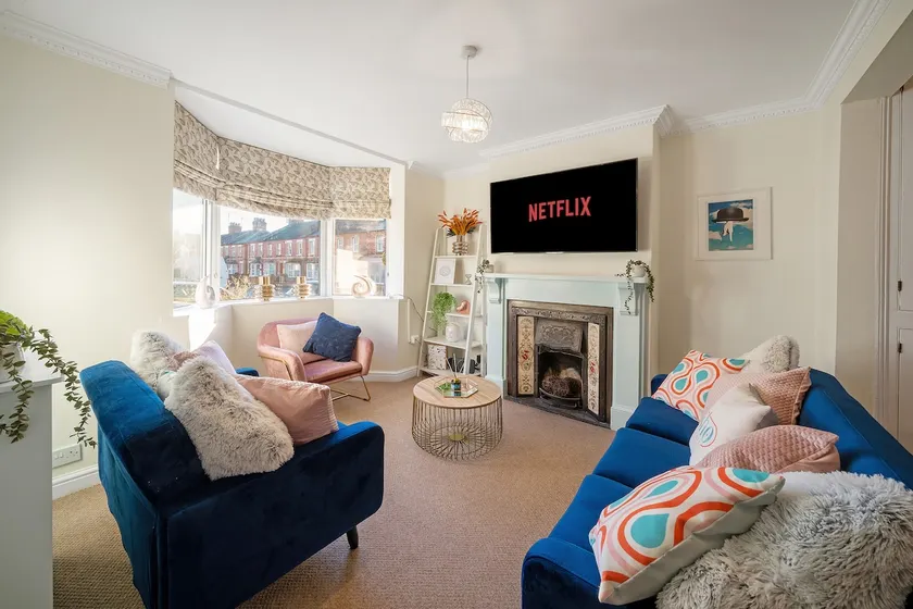 Cotswolds / 3BD / 1.5 Bath / Garden / City Centre - Image 1