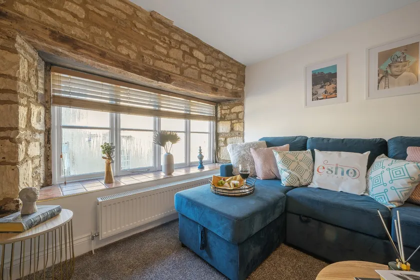 Cotswolds- 2 bed flat in 18th Century building, town centre with Smart TV - Esho Stays - Image 1