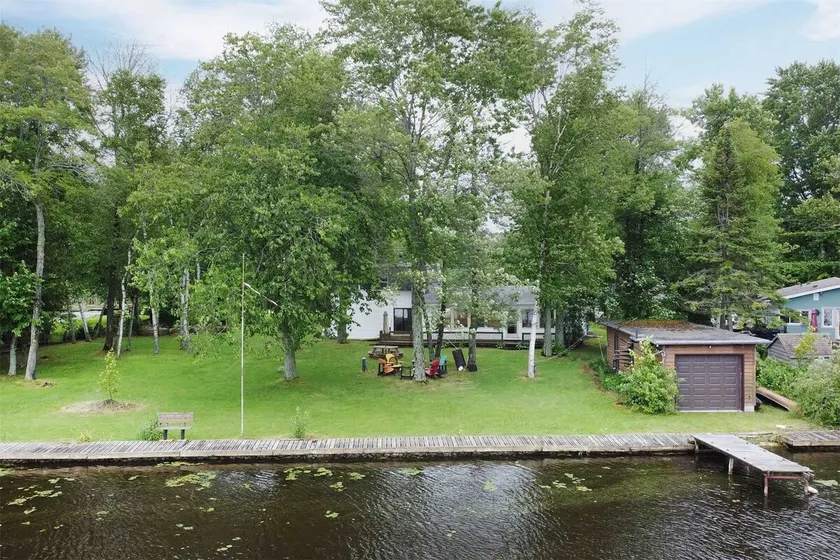 Cozy Lakefront Cottage - Image 1