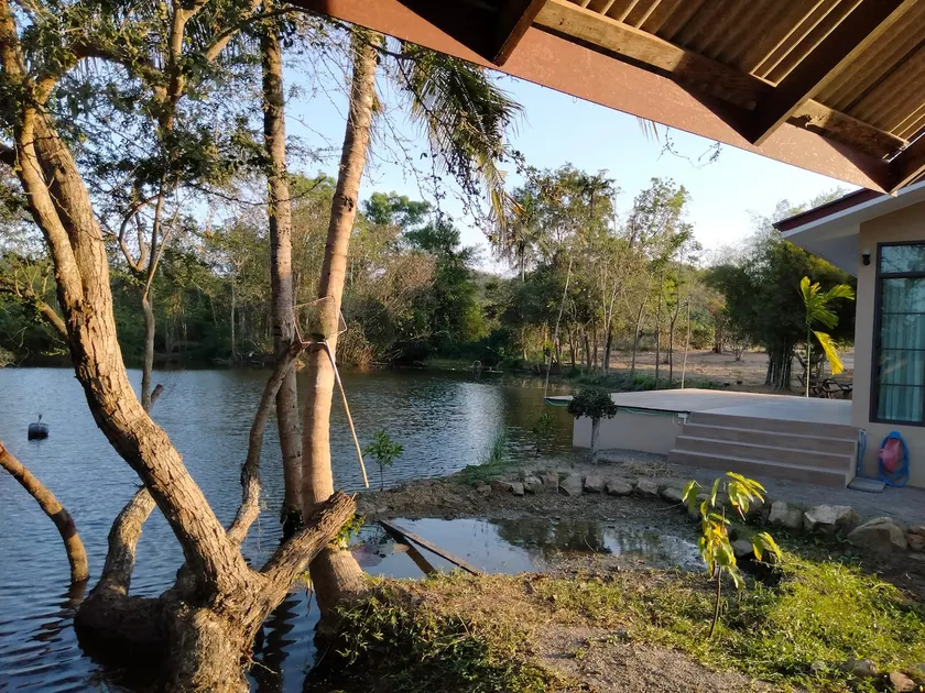 Private waterfront home - Image 1