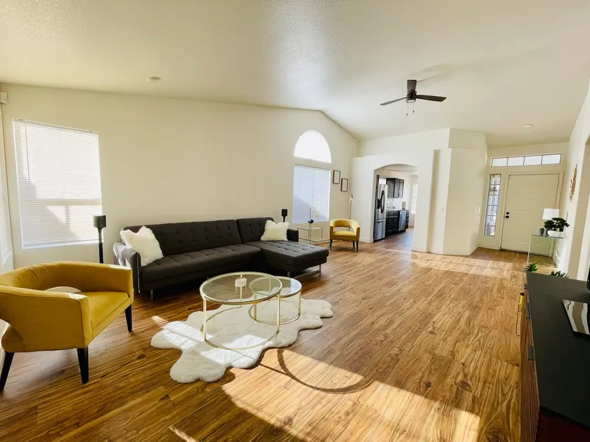 Glendale Gem with Pool & Office in Prime Location - Image 1