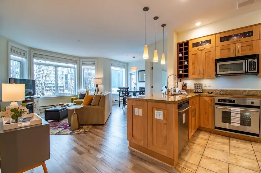 Spectacular 2bd 2bth in Heart of Seattle! - Image 1