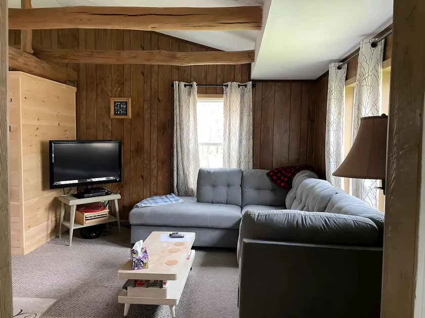 Rustic Hogback Lodge + Nature's Tranquility - Image 1