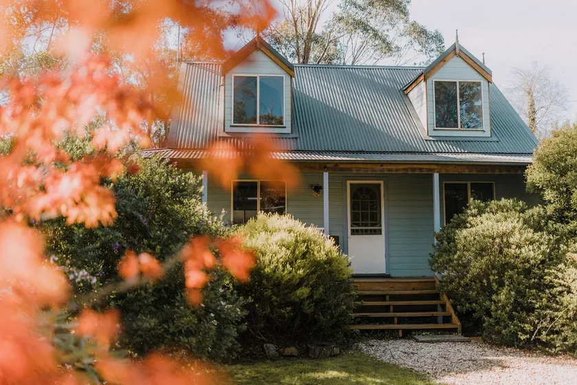 Misty Gum Cottage: Stylish Blue Mountains Retreat - Image 1