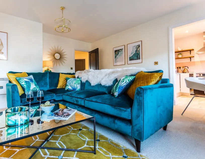 Stunning apt for 4, free parking, walk to Warwick - Image 1