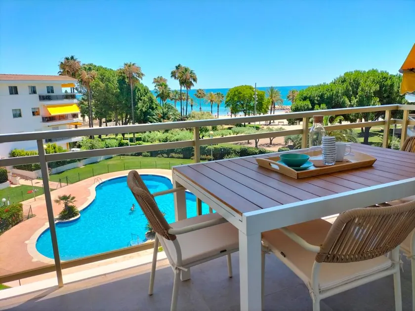 Beachfront and beautiful ocean views - Image 1