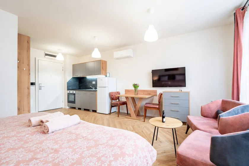 Spacious studio with two separate beds - Image 1