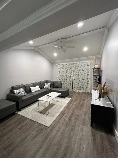 Renovated Townhome by the Bay - Image 1