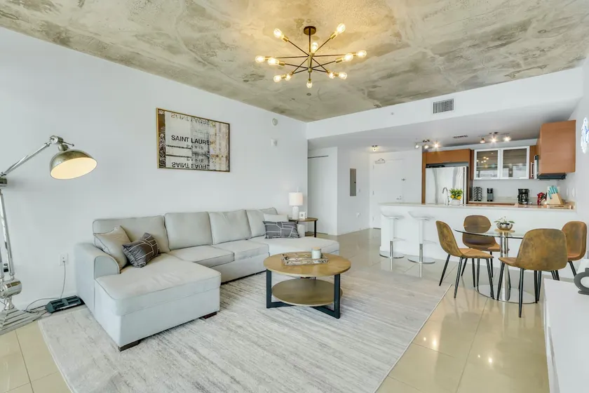 NEW! 1BR Condo w/ rooftop pool, gym & FREE parking - Image 1