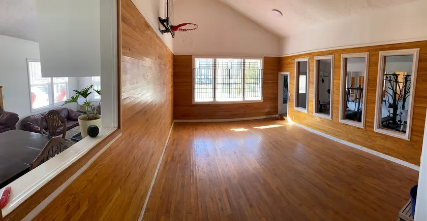 Indoor Basketball House! Theatre - Image 1