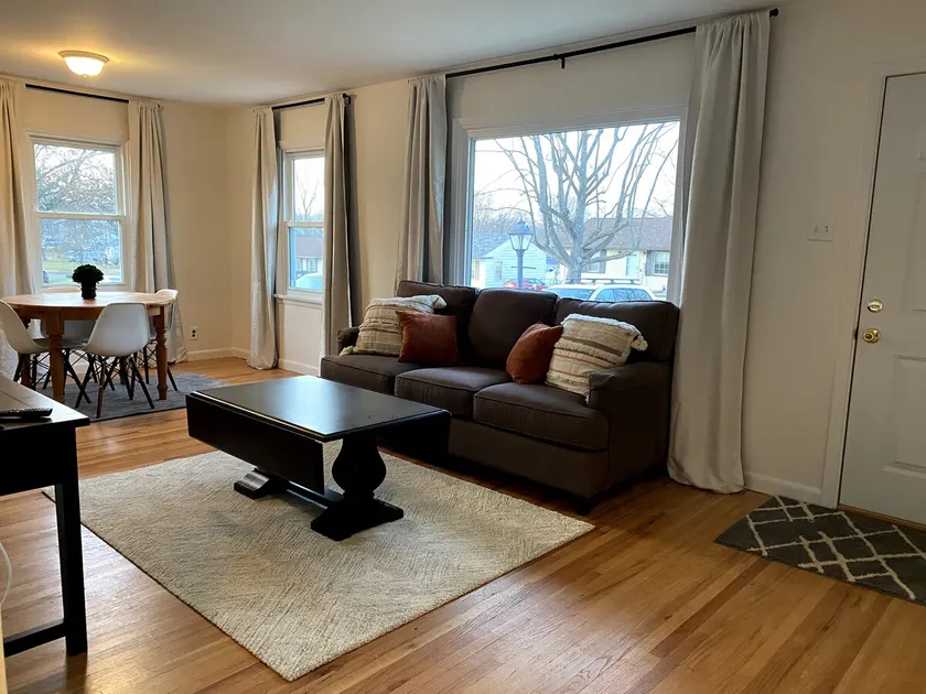 Cozy Full Home Near Grants Farm - Image 1