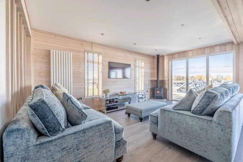 Stylish Lodge At Windsor Racecourse Marina - By Tempstay - Image 1