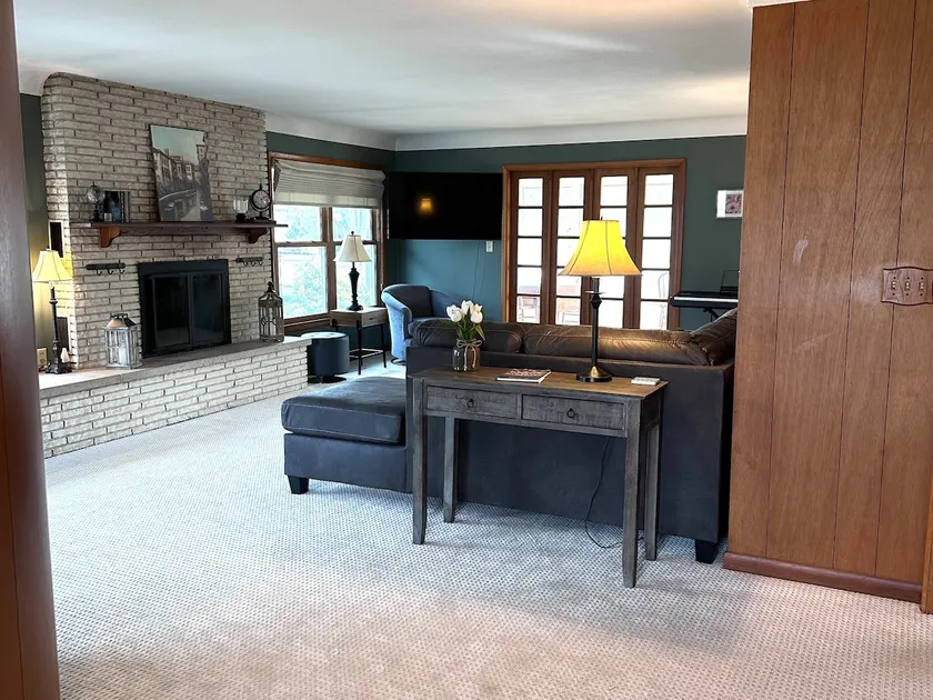 Spacious Bluffside Home - Image 1