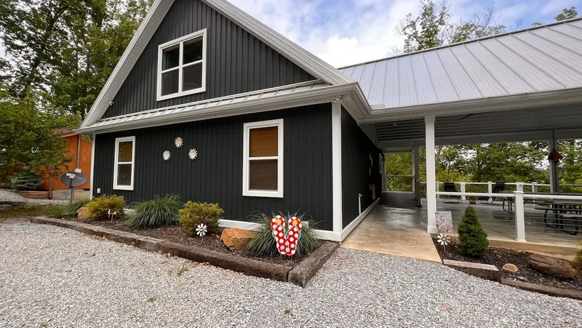 Lazy Daisy-Waterfront Lake House - Image 1