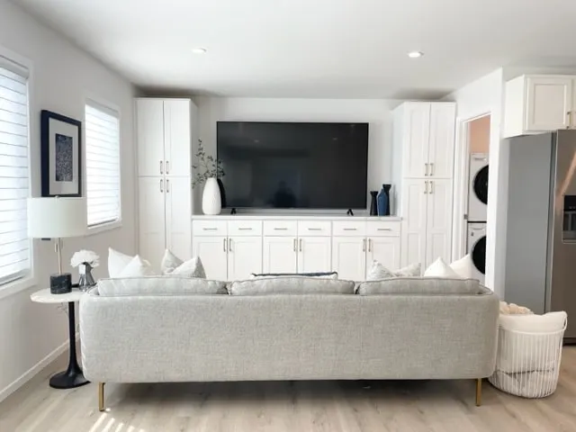 Luxe-Modern South Bay Studio - Image 1