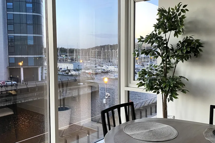 Stunning 2 Bed Chatham Docks Apartment - Image 1