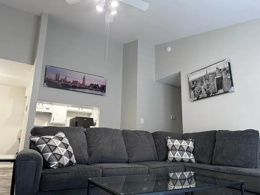 Retro spacious 2 bedroom & 2 bath with a balcony - Image 1