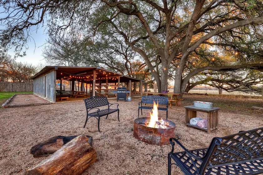 Willies House with Country Views - Shared Party Barn - Image 1