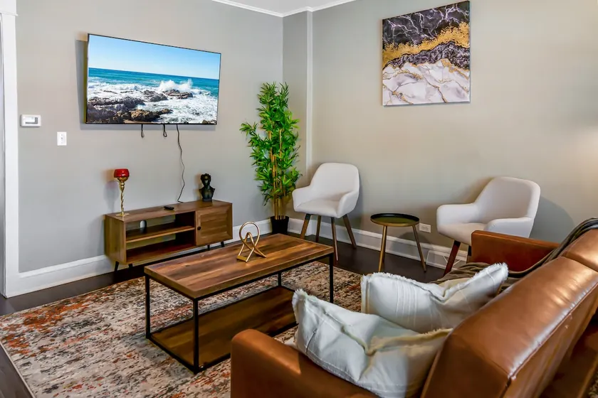 Cozy & Lux 2BD Near City + Airports - Image 1